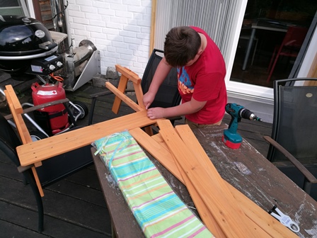 Bent baut am Pickniktisch ;)