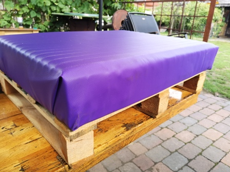 Sitzkissen "lila" gesäubert und aufgeschraubt... nur der "Kriechschutz" fehlt noch;)